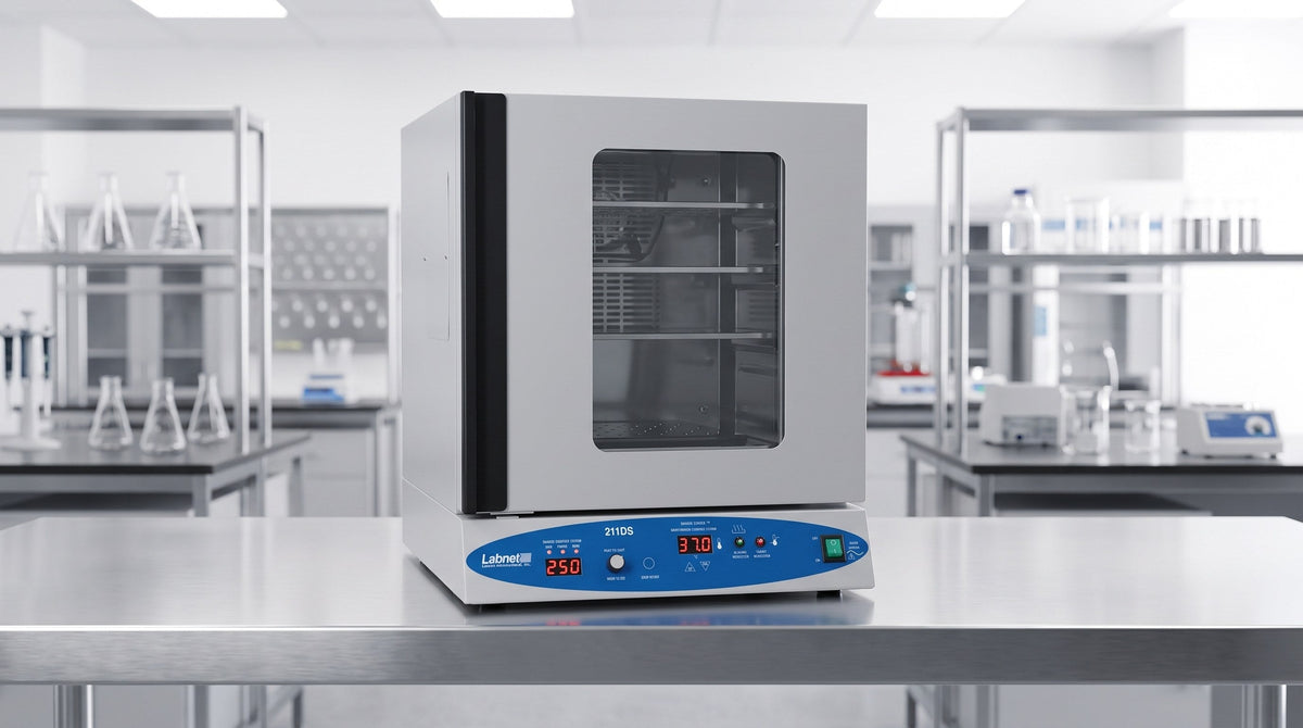 Incubateur-agitateur Labnet 211DS sur une paillasse en acier inoxydable dans un laboratoire
