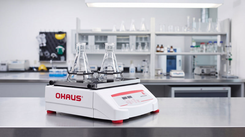 Agitateur orbital de laboratoire OHAUS avec deux fioles sur un banc en acier inoxydable